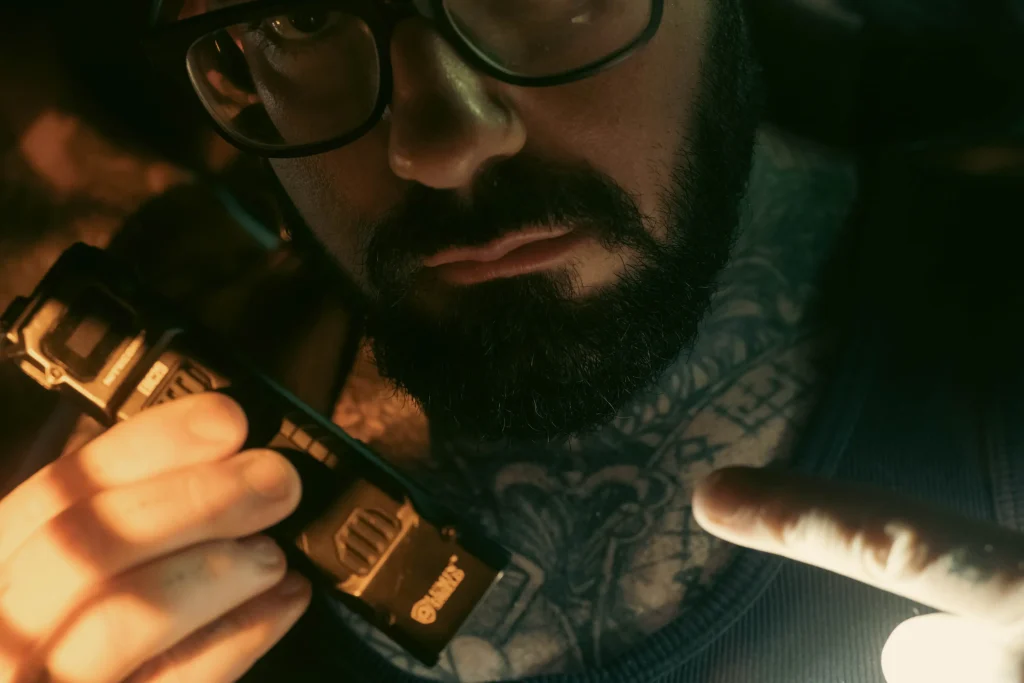 La lampe torche en self-défense : l'outil que tout le monde sous-estime 3 Lampe torche EDC en usage quotidien, format poche