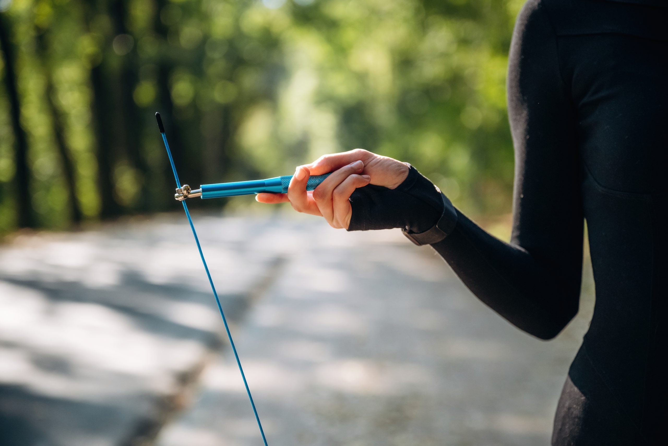 Corde à sauter perlée, lestée : synergie avec la marche et le rucking (2026) 2 Réglage de la longueur d'une corde à sauter — pied sur la corde, poignées tirées vers le haut