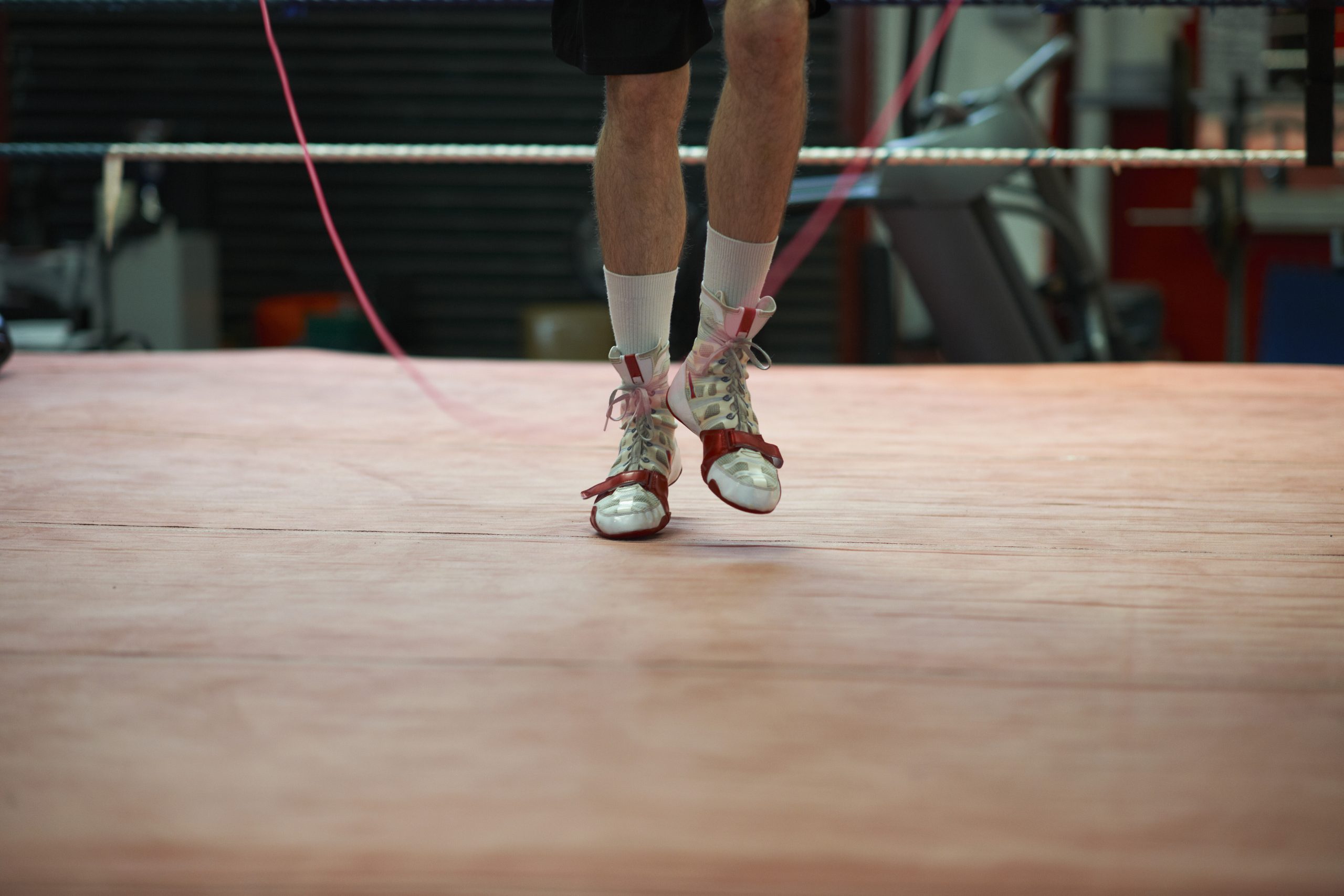 Corde à sauter perlée, lestée : synergie avec la marche et le rucking (2026) 3 Boxeur s'entraînant à la corde à sauter avec la technique du boxer skip