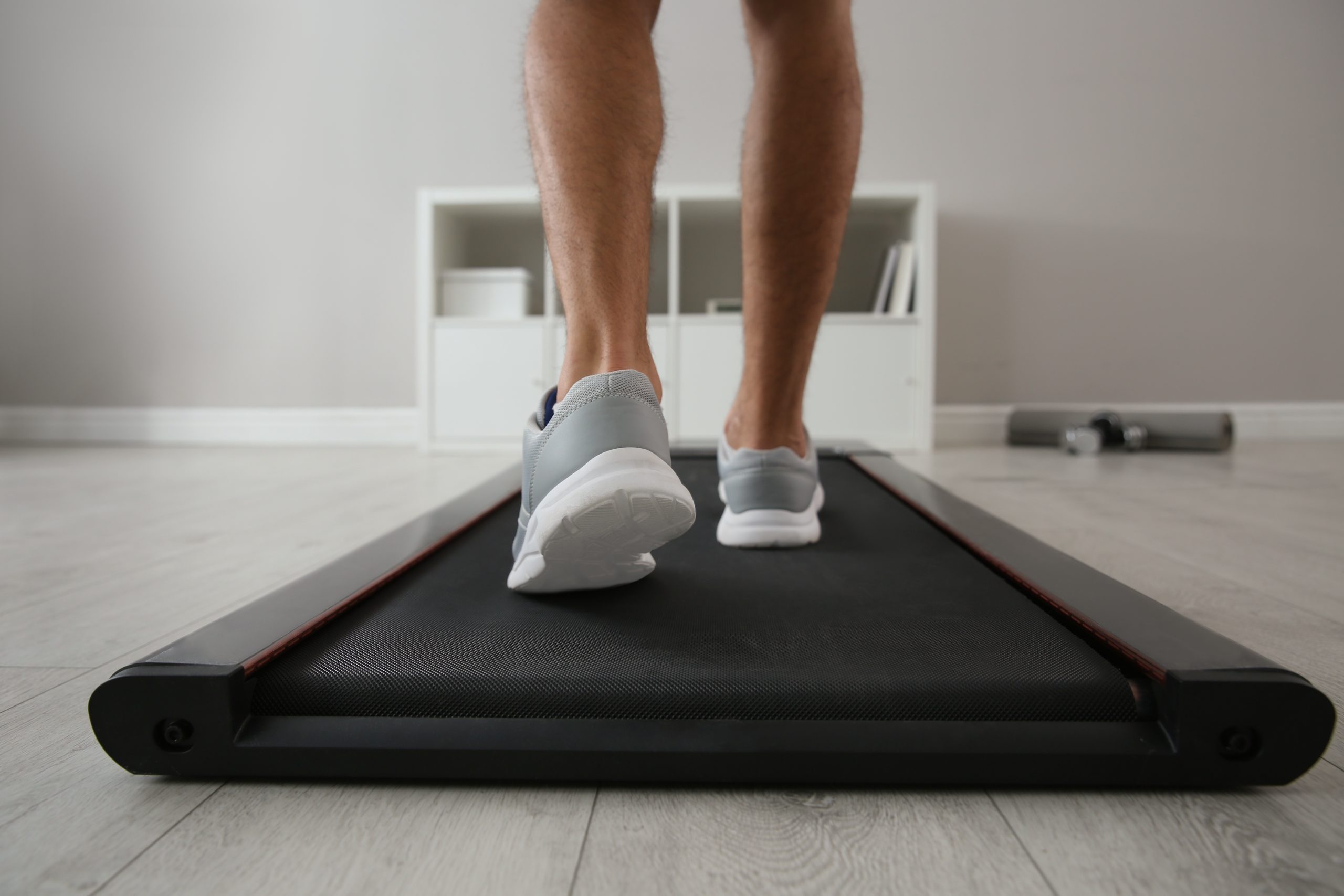Le mythe des 10 000 pas : rucking, marche et tapis de bureau : ce que dit vraiment la science (2026) 2 Tapis de marche walking pad sous un bureau debout, configuration de bureau actif