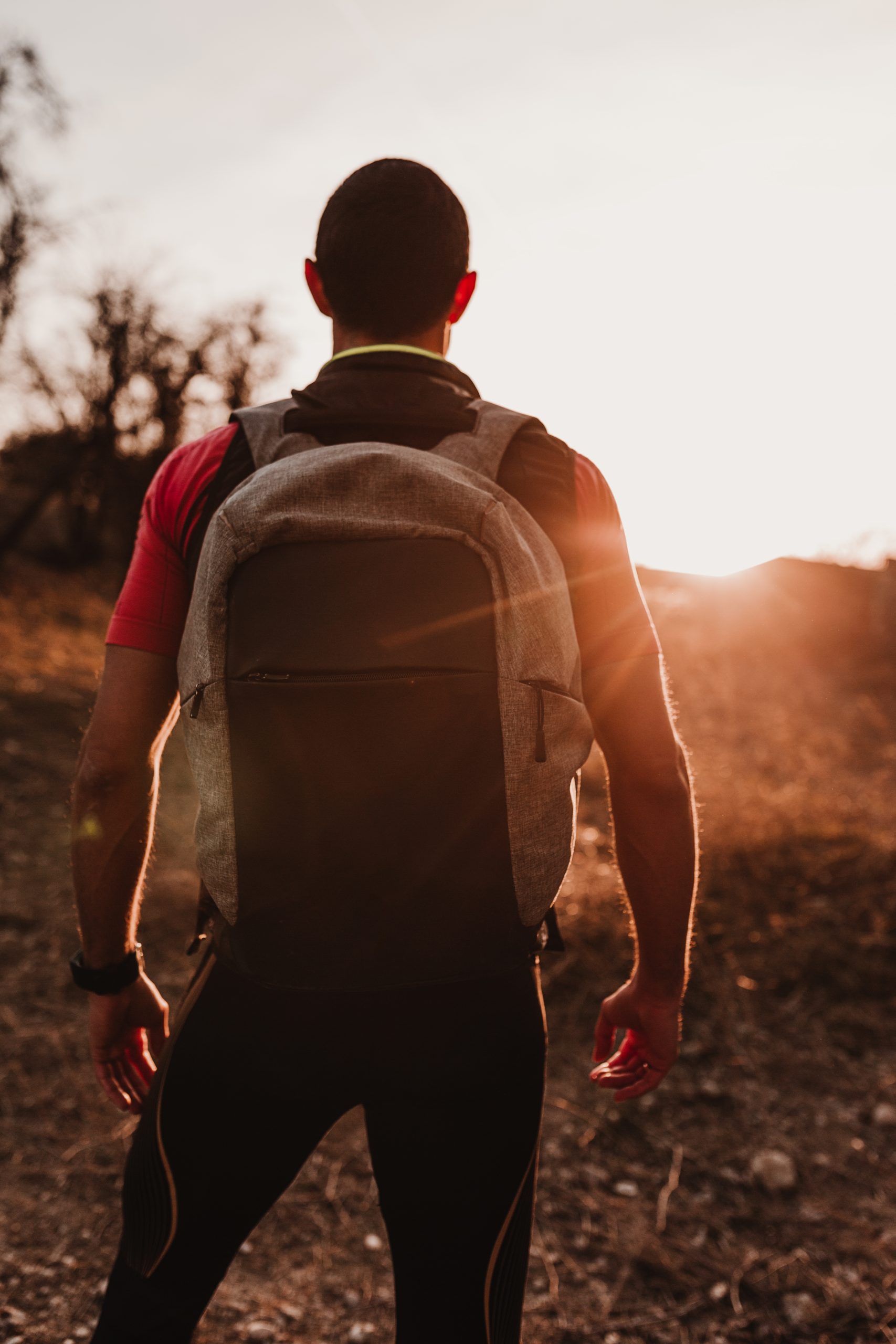 Le mythe des 10 000 pas : rucking, marche et tapis de bureau : ce que dit vraiment la science (2026) 3 Personne pratiquant le rucking — marche avec sac à dos lesté en milieu naturel