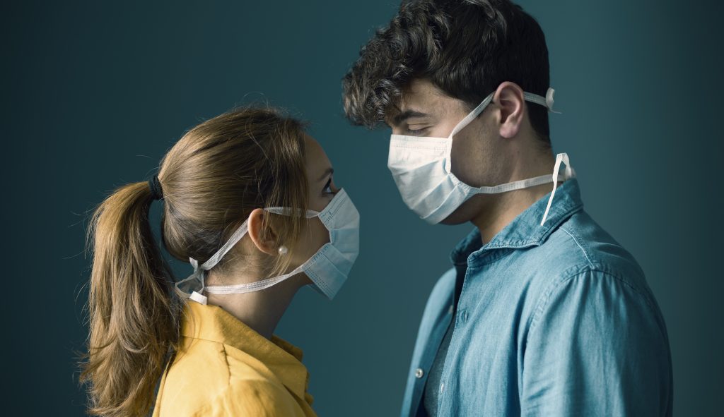 Hantavirus en France : Guide Complet 2026 5 young couple in face masks looking at each other 2026 03 09 08 13 02 utc