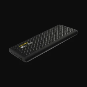 Batterie externe ultra legere Nitecore NB Air 5000 mAh en fibre de carbone, vue trois quarts