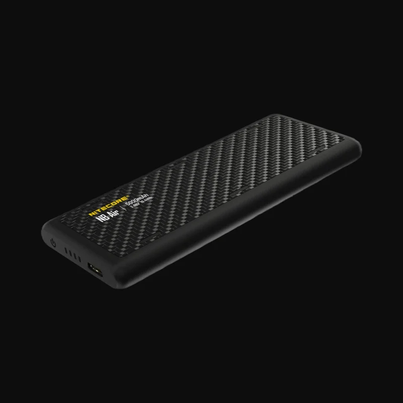 Batterie externe ultra legere Nitecore NB Air 5000 mAh en fibre de carbone, vue trois quarts