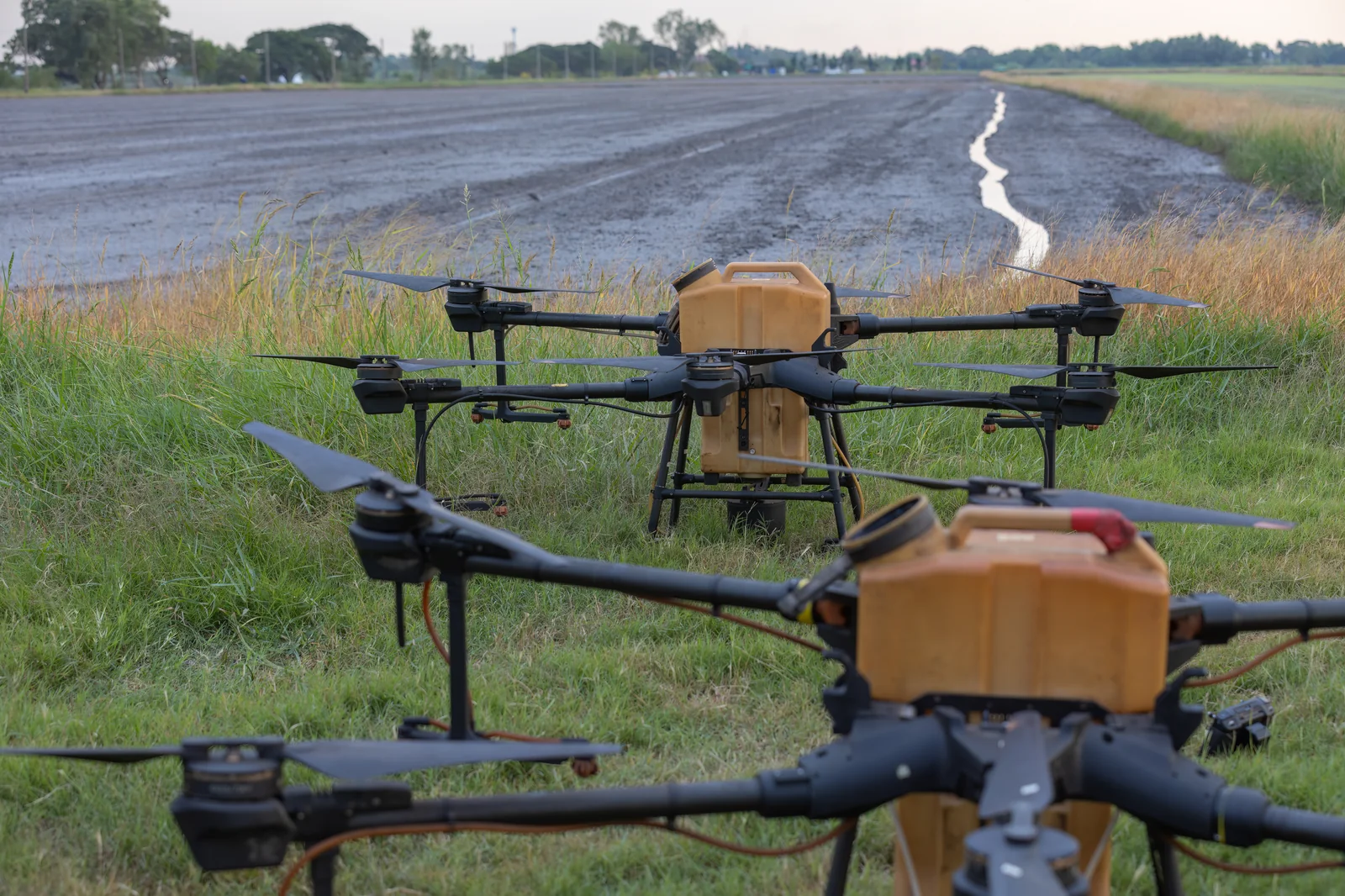 Guerre Ukraine 2026: 5 nouvelles menaces tuent le combat traditionnel. 3 Drones lourds posés en bordure de champ