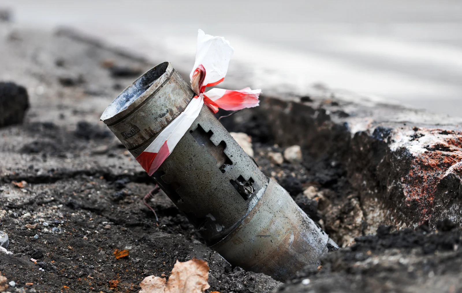 Guerre Ukraine 2026: 5 nouvelles menaces tuent le combat traditionnel. 4 Munition non explosée plantée dans le sol