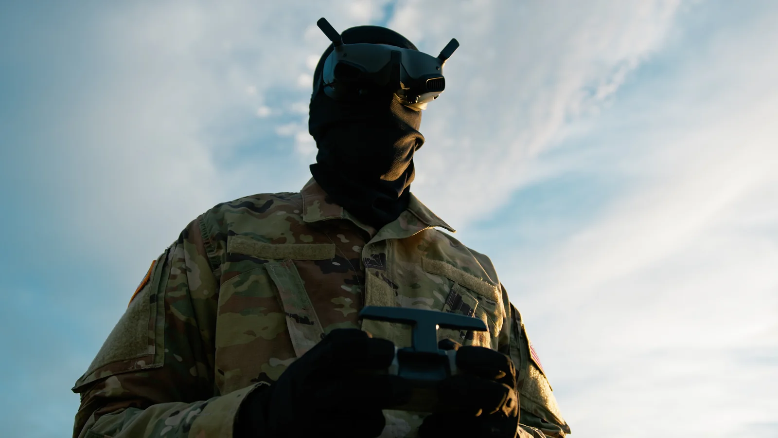 Guerre Ukraine 2026: 5 nouvelles menaces tuent le combat traditionnel. 2 Opérateur drone Mavic au-dessus d'un champ