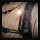 Lampe EDC Nitecore EDC09 allumee clippee sur la bretelle d'un sac a dos en bivouac
